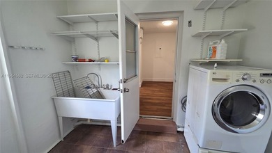 Lovely 4bed 3bth 2car garage home with screened-in pool on quiet - photo 25
