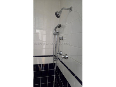 Lovely 4bed 3bth 2car garage home with screened-in pool on quiet - photo 30