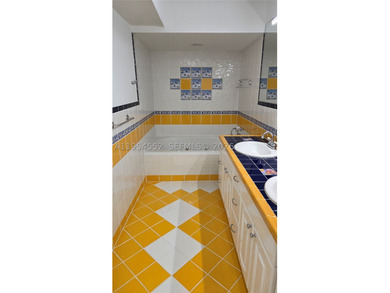 Lovely 4bed 3bth 2car garage home with screened-in pool on quiet - photo 32