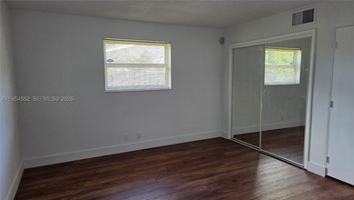 Lovely 4bed 3bth 2car garage home with screened-in pool on quiet - photo 36