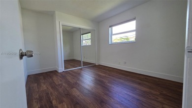 Lovely 4bed 3bth 2car garage home with screened-in pool on quiet - photo 40