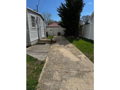 Investor special! 4-bedroom, 2-bath property situated on a - photo 4
