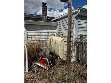 Investor special! 4-bedroom, 2-bath property situated on a - photo 7