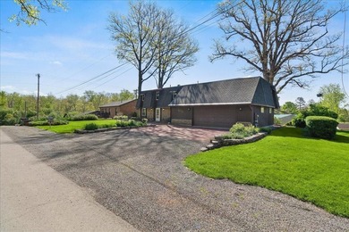 Welcome to Blue Heron Cove! This prestigious, tree-lined street - photo 4
