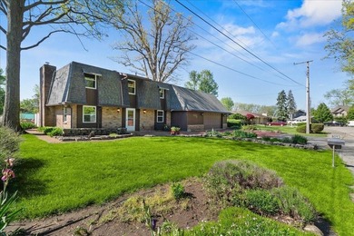 Welcome to Blue Heron Cove! This prestigious, tree-lined street - photo 5