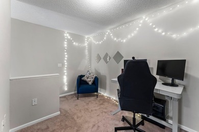 Rare North Loop townhome-style condo with private entry and - photo 16