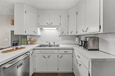 Welcome to this 4 bedroom, 1.5 bathroom home nestled at the end - photo 11
