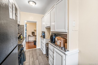 *Welcome to this spacious 2nd-floor Studio apartment , a true - photo 12