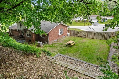 Welcome to this 4 bedroom, 1.5 bathroom home nestled at the end - photo 32