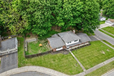 Welcome to this 4 bedroom, 1.5 bathroom home nestled at the end - photo 35
