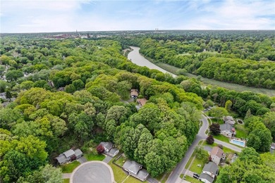 Welcome to this 4 bedroom, 1.5 bathroom home nestled at the end - photo 37