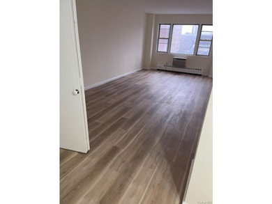 BRAND NEW GORGEOUS RENOVATIOS! New flooring throughout. New - photo 6