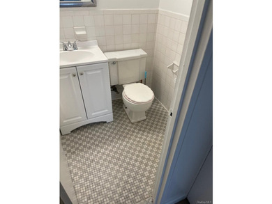 BRAND NEW GORGEOUS RENOVATIOS! New flooring throughout. New - photo 8