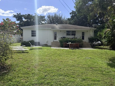 Charming 3 bedroom 2 bath home 1 mile from Rosemary Square and - photo 3