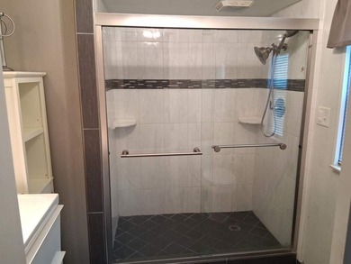 Rare 3 bedroom, 2 bathroom home with cathedral ceiling, 4 - photo 6