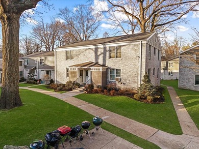 Welcome to the highly desired pet friendly Trousdell Village - photo 2
