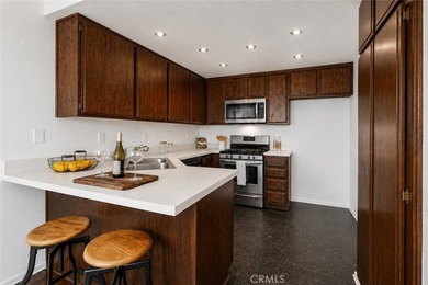 Welcome to this beautifully maintained townhome offering comfort - photo 11
