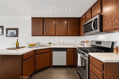 Welcome to this beautifully maintained townhome offering comfort - photo 12
