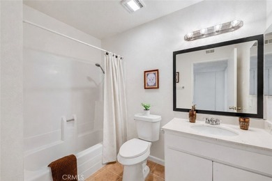Welcome to this beautifully maintained townhome offering comfort - photo 25