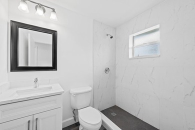 Stunning fully renovated 3-bedroom, 2-bath townhome located in - photo 10