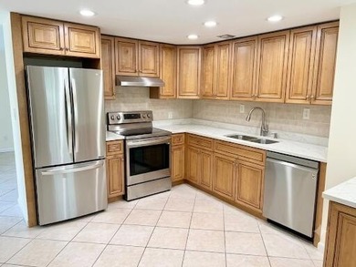 Welcome to Boca Raton. Easy living in this 1st floor lakeview - photo 2