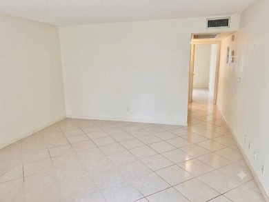 Welcome to Boca Raton. Easy living in this 1st floor lakeview - photo 4