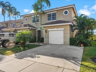 Beautiful lakefront corner-unit townhouse featuring 3 bedrooms - photo 2