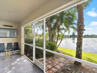 Beautiful lakefront corner-unit townhouse featuring 3 bedrooms - photo 4