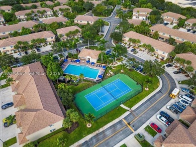 Beautiful lakefront corner-unit townhouse featuring 3 bedrooms - photo 6
