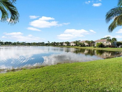 Beautiful lakefront corner-unit townhouse featuring 3 bedrooms - photo 7