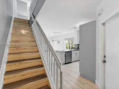Beautiful lakefront corner-unit townhouse featuring 3 bedrooms - photo 9