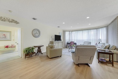 Live the Legends, first floor condo renovated with peaceful lake - photo 4