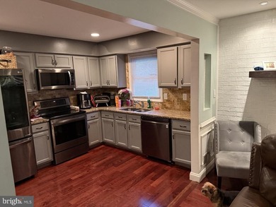 Beautiful, well-maintained Colonial featuring a striking stone - photo 3