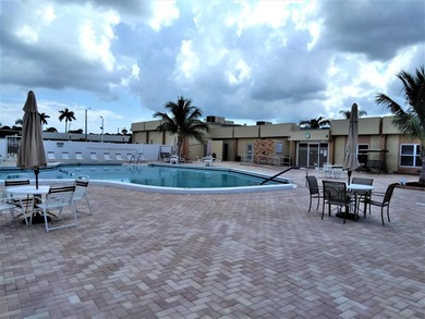 Lovely 1 bedroom 1 bath CORNER VILLA located in the 55+ - photo 36
