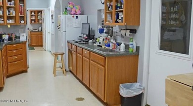 Ideally located Veterinary Hospital. THIS LISTING IS FOR - photo 6
