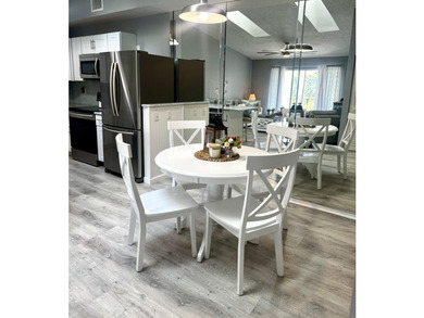 Completely remodeled 2 bedroom, 2 bath condo located on the 3rd - photo 8