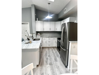 Completely remodeled 2 bedroom, 2 bath condo located on the 3rd - photo 9
