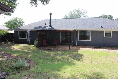 Welcome to your Pool Dream Home! This charming 3-bedroom - photo 13