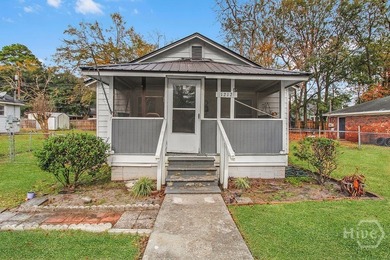 Investor opportunity with built-in income! This tenant-occupied - photo 2