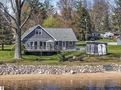 Look no further! This exceptional home checks all the boxes - photo 2