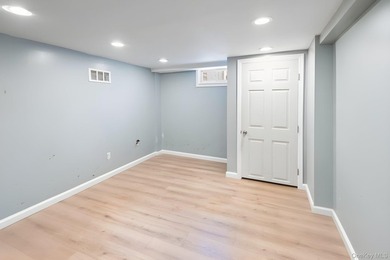 Beautifully maintained expanded Cape in Bay Shore offering 4 - photo 17