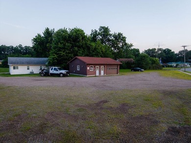 Commercial property with a 3 Bedroom house and 2 car garage - photo 5