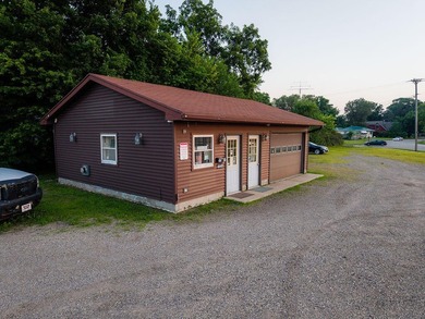 Commercial property with a 3 Bedroom house and 2 car garage - photo 6