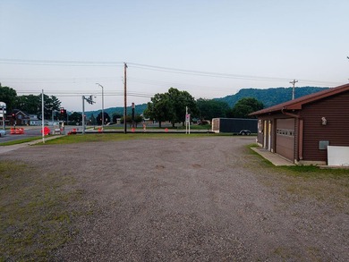 Commercial property with a 3 Bedroom house and 2 car garage - photo 7