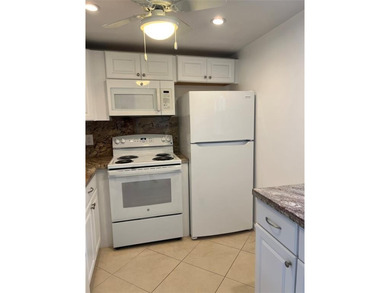 Gorgeous condo 3 miles from the beach! Condo on the second floor