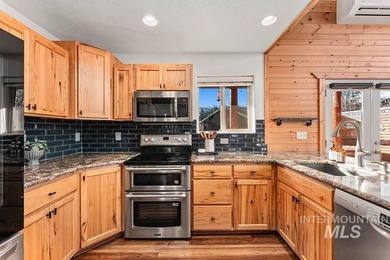 Custom-built timber cabin on over an acre with a 3-car garage - photo 11
