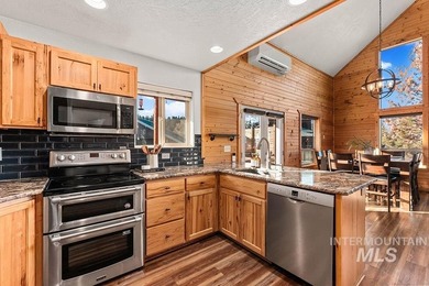 Custom-built timber cabin on over an acre with a 3-car garage - photo 12