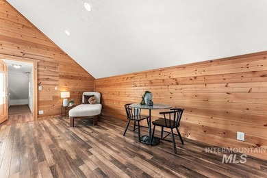 Custom-built timber cabin on over an acre with a 3-car garage - photo 17