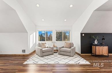 Custom-built timber cabin on over an acre with a 3-car garage - photo 22