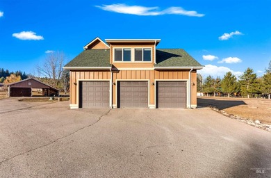 Custom-built timber cabin on over an acre with a 3-car garage - photo 30